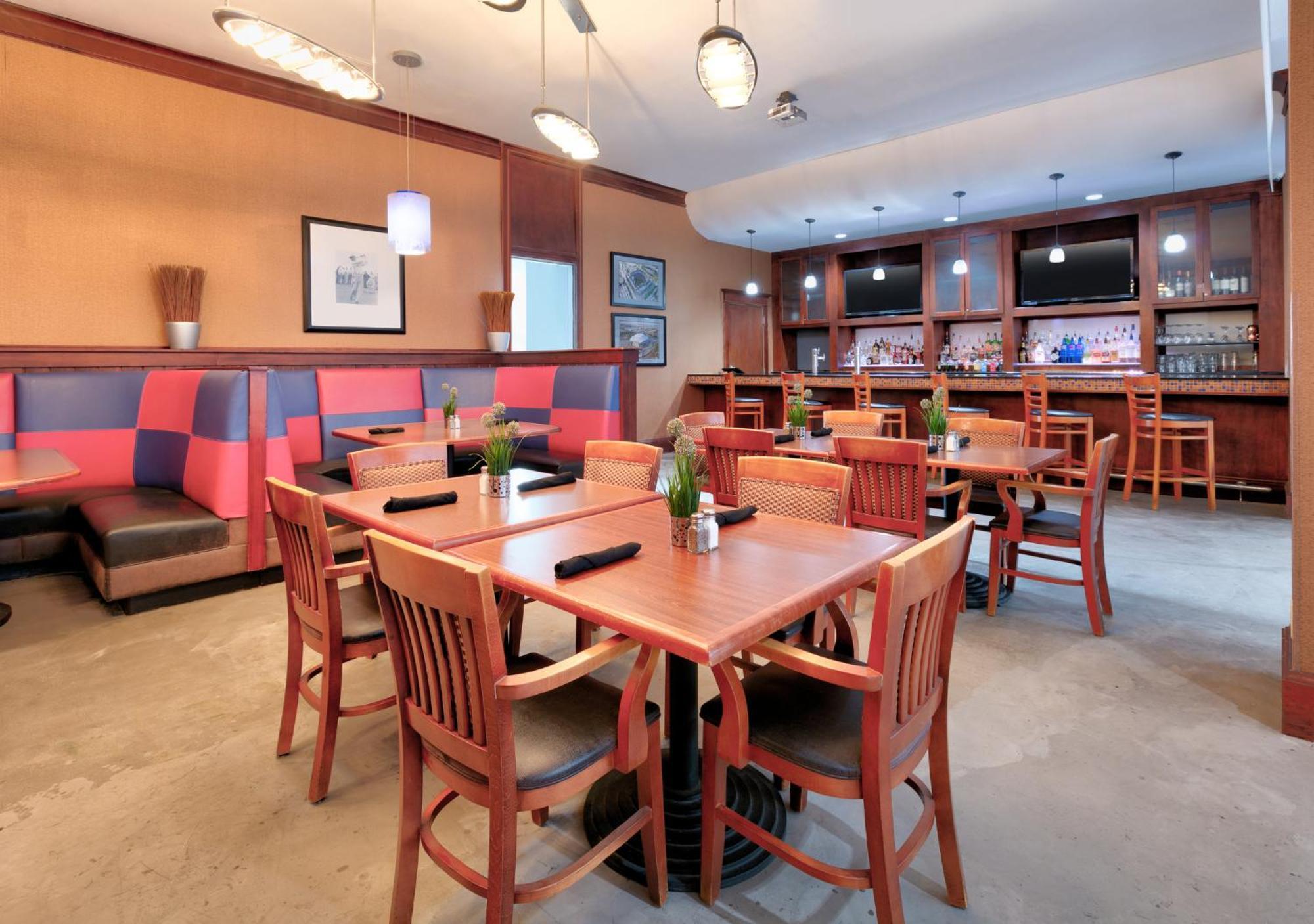 Crowne Plaza Suites Arlington By Ihg Экстерьер фото